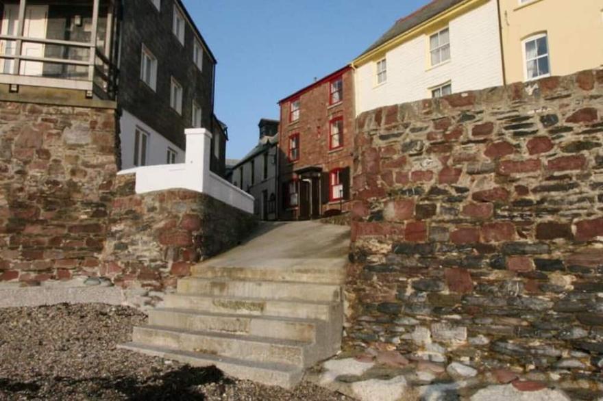 Eventide is an18th century mid terrace cottage in the heart of Kingsand with sea views
