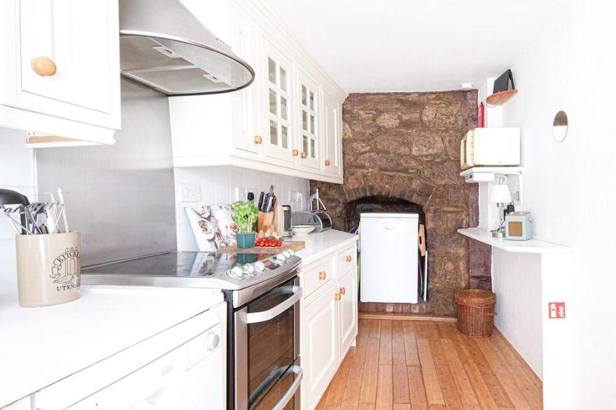 Eventide is an18th century mid terrace cottage in the heart of Kingsand with sea views