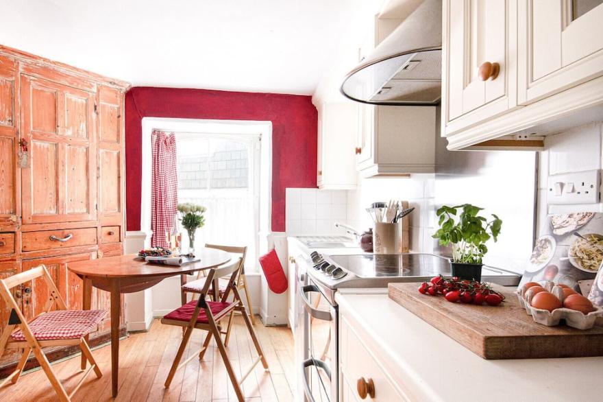 Eventide is an18th century mid terrace cottage in the heart of Kingsand with sea views
