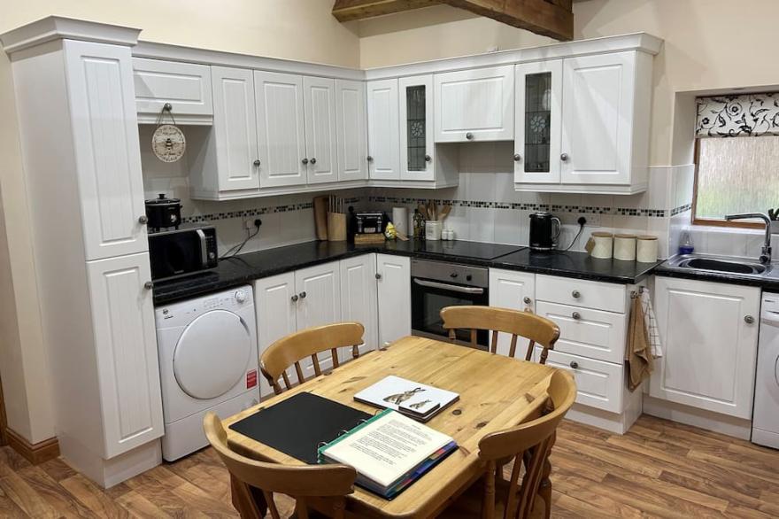 SARAH'S COTTAGE, pet friendly, with a garden in Flamborough