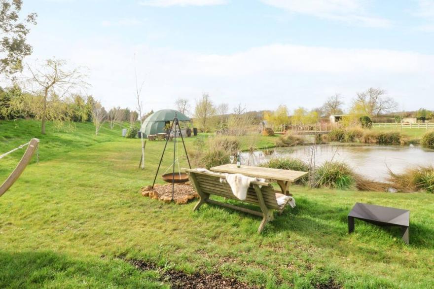 LILLIE'S SHEPHERDS HUT, romantic, with hot tub in Redmile