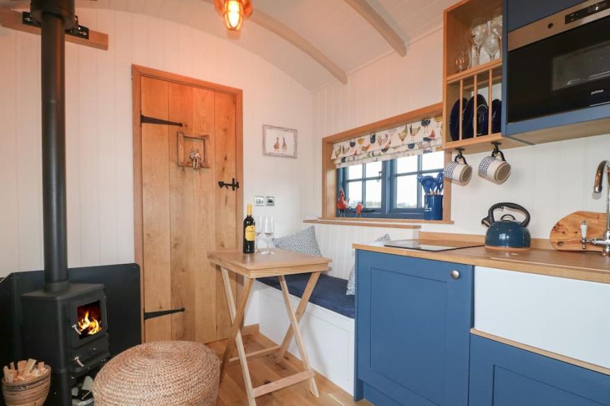 LILLIE'S SHEPHERDS HUT, romantic, with hot tub in Redmile