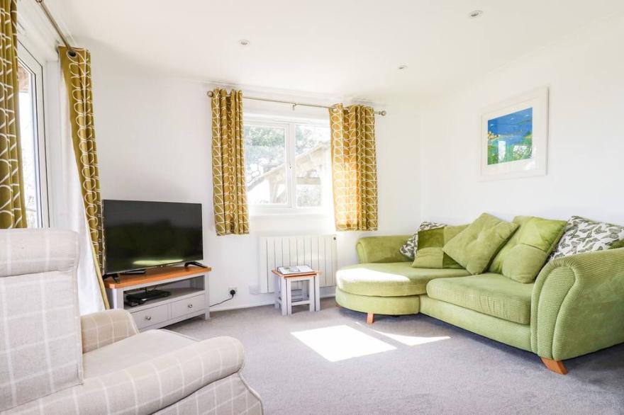 HUNROSA, pet friendly, character holiday cottage in St Day