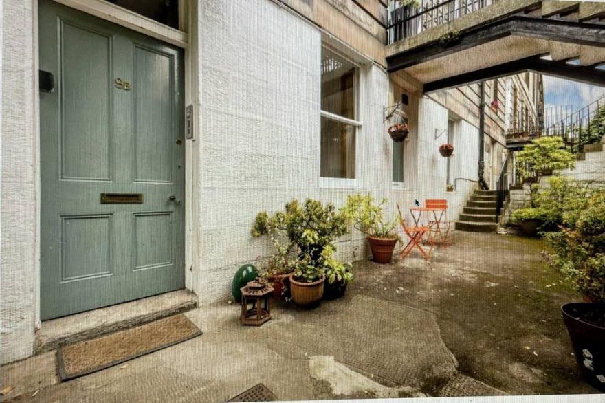 Charming flat in quiet cobbled street in Stockbridge facing the river with patio