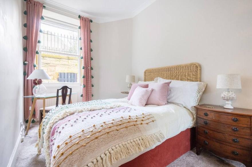 Charming flat in quiet cobbled street in Stockbridge facing the river with patio