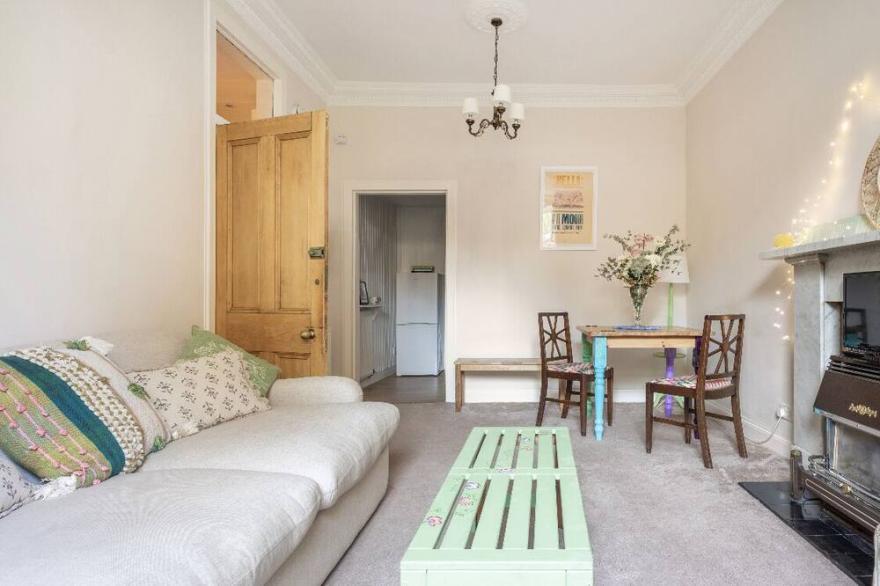 Charming flat in quiet cobbled street in Stockbridge facing the river with patio