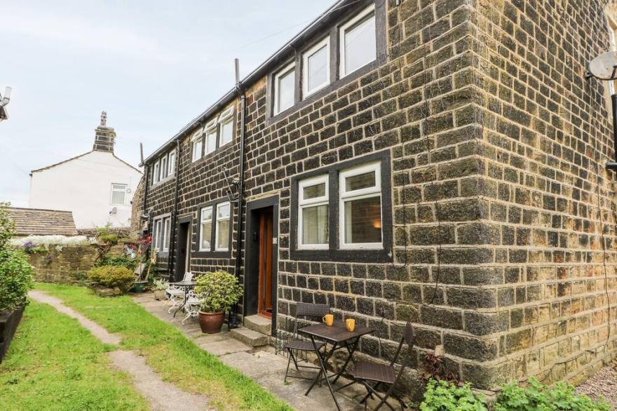 9 LITTLE STREET, pet friendly, with open fire in Haworth