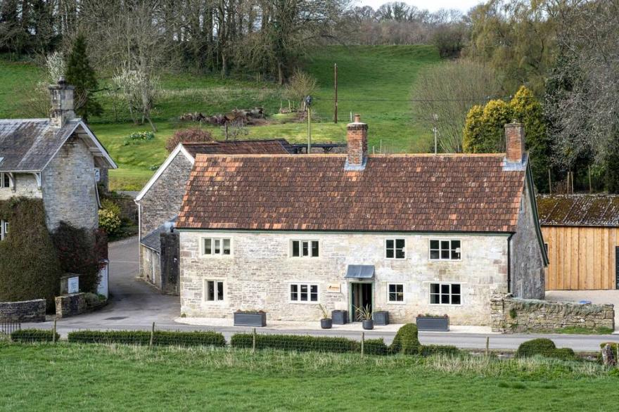 ENDERLEY, pet friendly, character holiday cottage in Salisbury