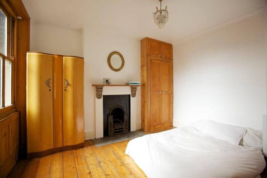 Characterful 2 Bed with Large Terrace - Zone 1
