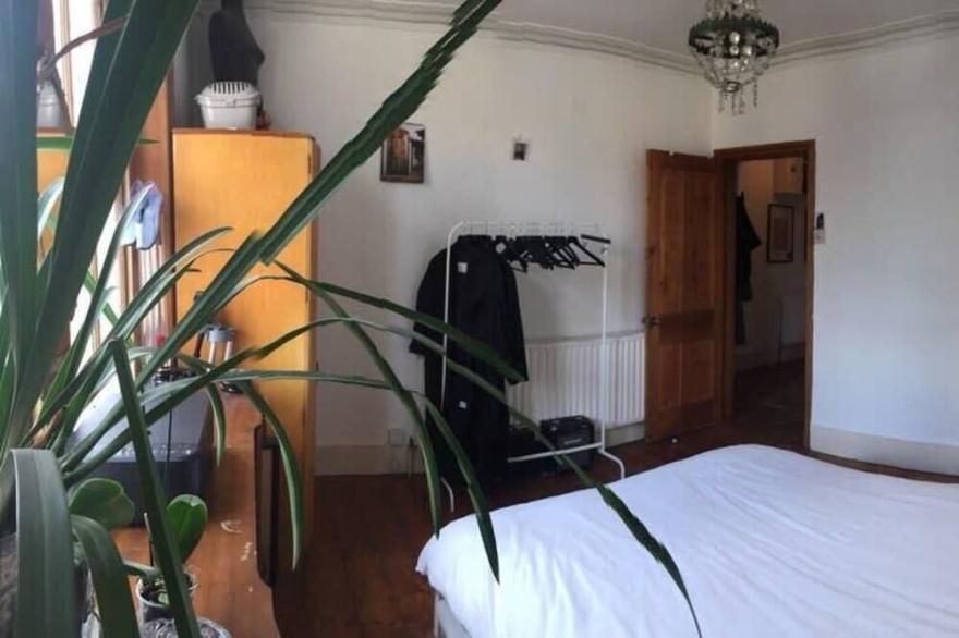 Characterful 2 Bed with Large Terrace - Zone 1