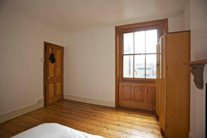 Characterful 2 Bed with Large Terrace - Zone 1