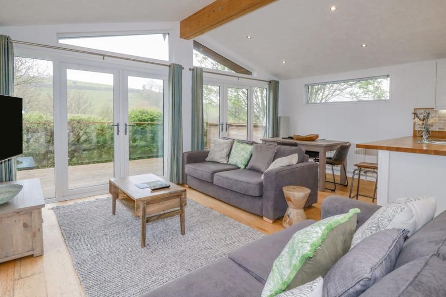 6 VALLEY VIEW, pet friendly, character holiday cottage in Lanreath