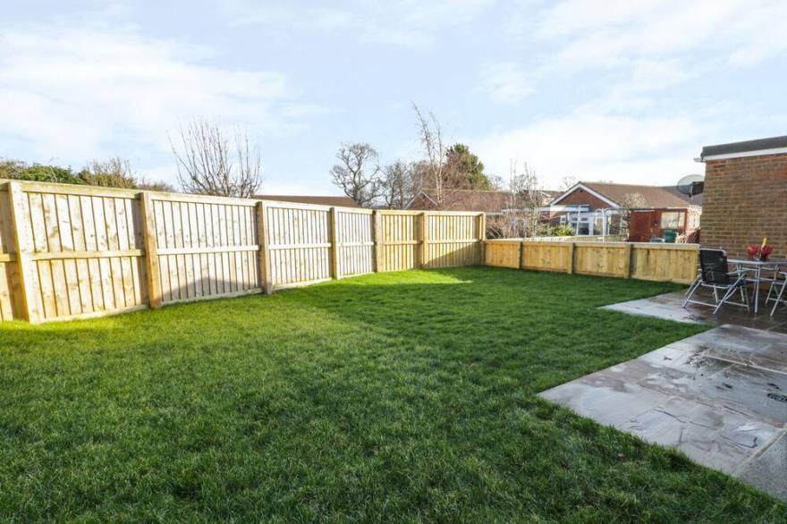 ARAUCARIA HOUSE, pet friendly, with a garden in Whitby