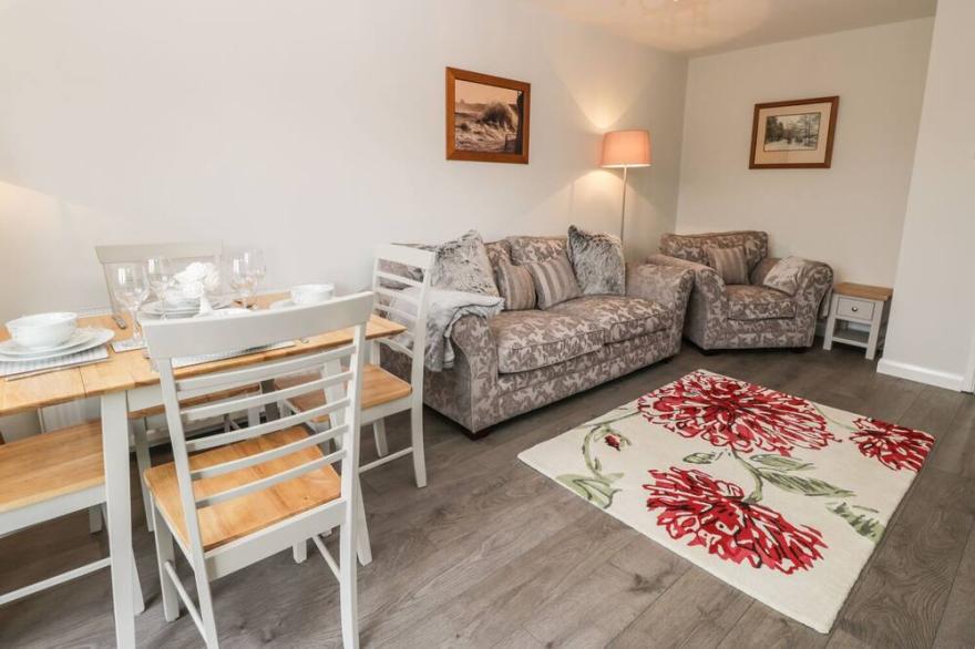 ARAUCARIA HOUSE, pet friendly, with a garden in Whitby