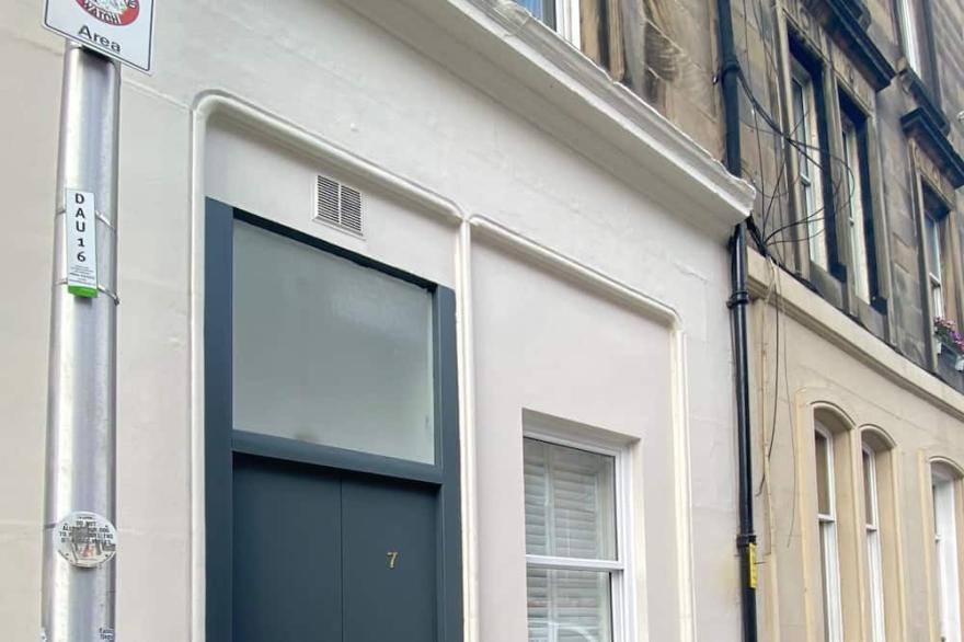 Dalmeny Street Apartment Bright Modern 1 Bed Flat - 10 Mins from City Centre