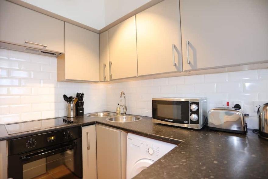 Dalmeny Street Apartment Bright Modern 1 Bed Flat - 10 Mins from City Centre