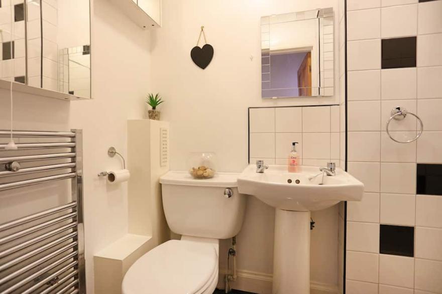 Dalmeny Street Apartment Bright Modern 1 Bed Flat - 10 Mins from City Centre