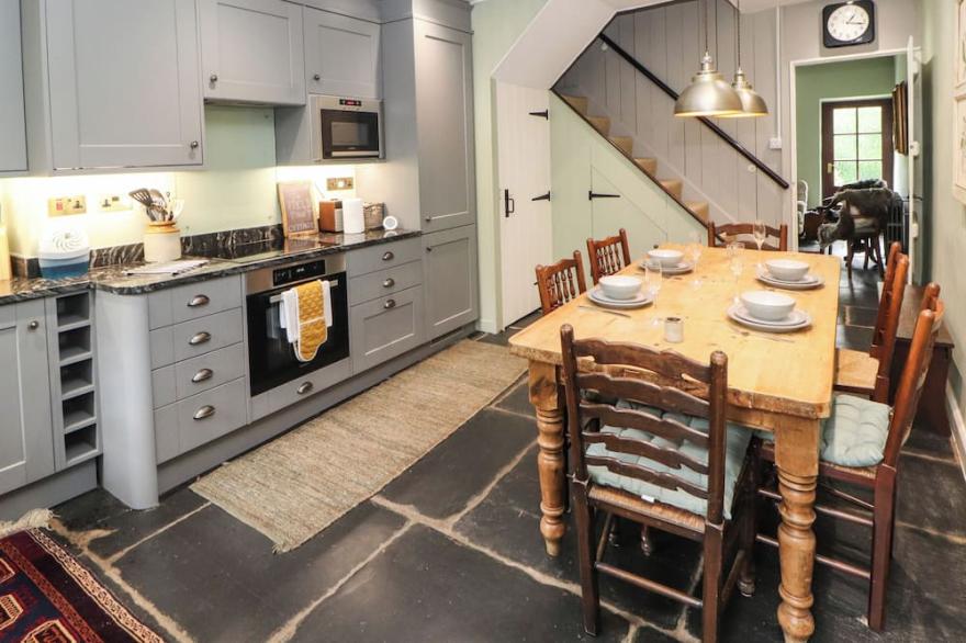 1 FIELD FOOT COTTAGE, pet friendly, with open fire in Grasmere