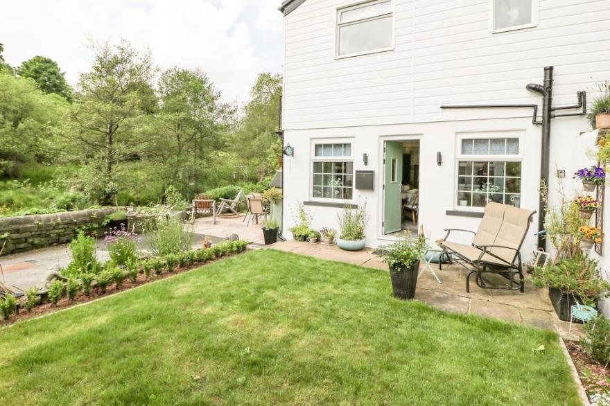 SPRINGHEAD COTTAGE, pet friendly, with open fire in Haworth