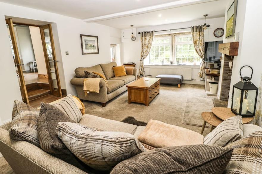 SPRINGHEAD COTTAGE, pet friendly, with open fire in Haworth