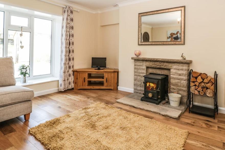 KERRIDGE, pet friendly, with open fire in Cerne Abbas