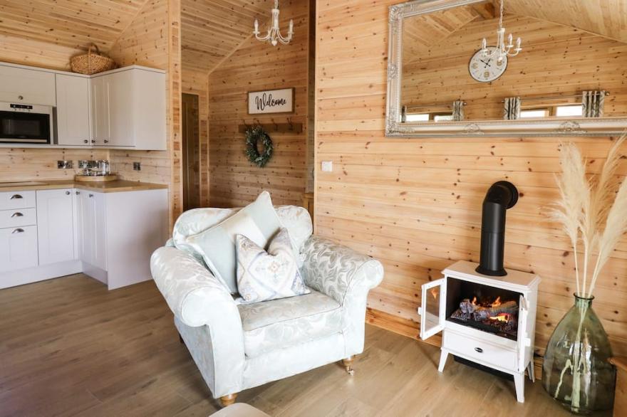 THE LARCHES, family friendly, with hot tub in Llanidloes