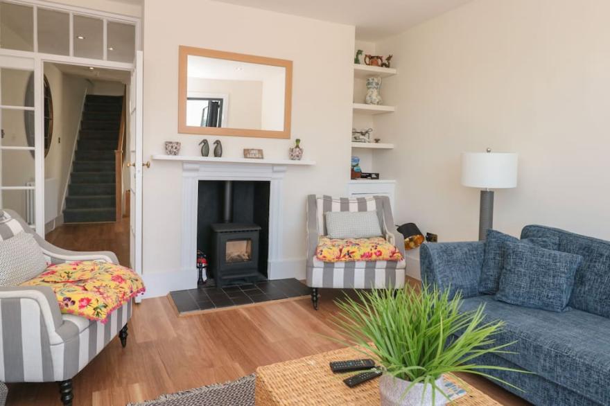 TY'R DDRAIG, pet friendly, character holiday cottage in Dartmouth
