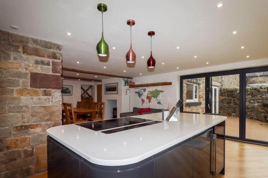 SOUTH HILLSWOOD FARM, family friendly, with pool in Leek