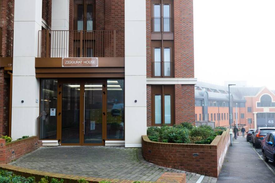 Grosvenor -Long Stays DISCOUNTS- Contractors- Free WIFI- Families-Short Stays