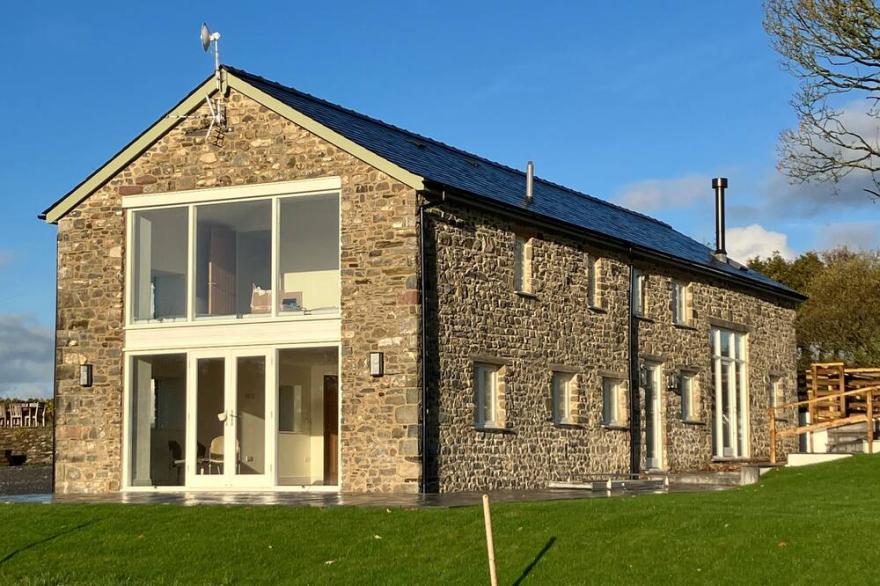 LLYN NODDFA, pet friendly, luxury holiday cottage in Llandeilo