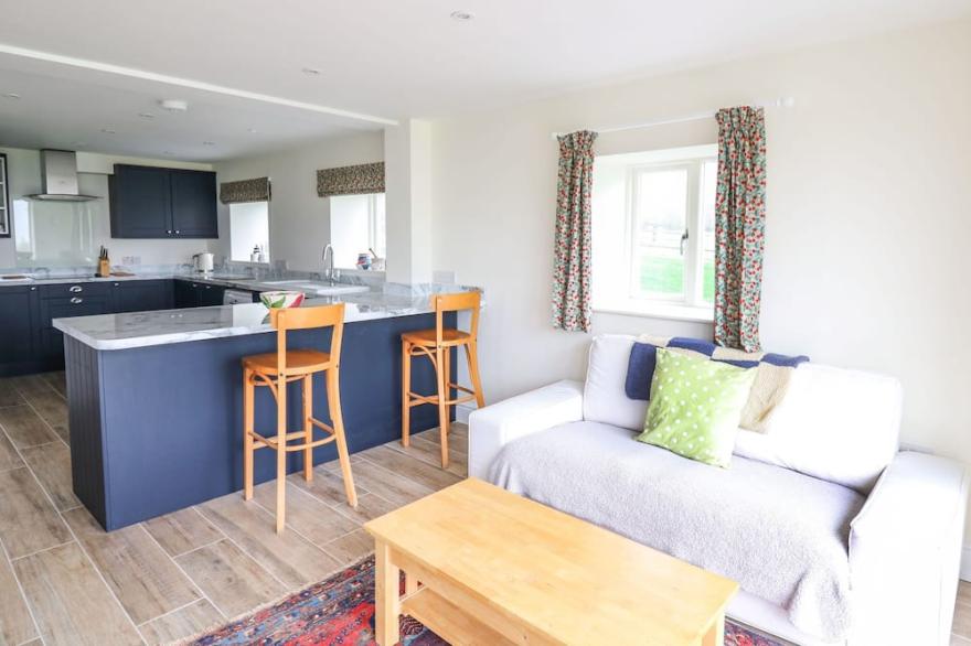 LLYN NODDFA, pet friendly, luxury holiday cottage in Llandeilo