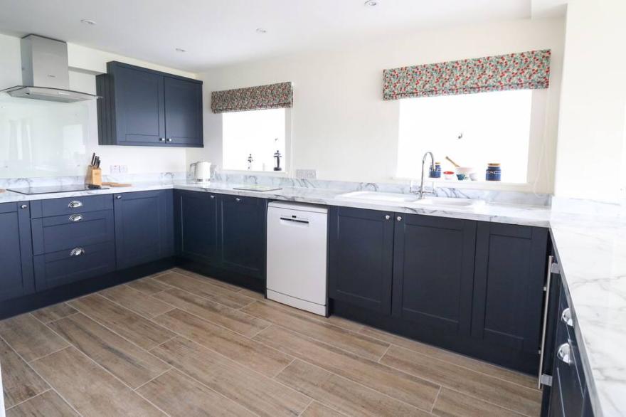 LLYN NODDFA, pet friendly, luxury holiday cottage in Llandeilo