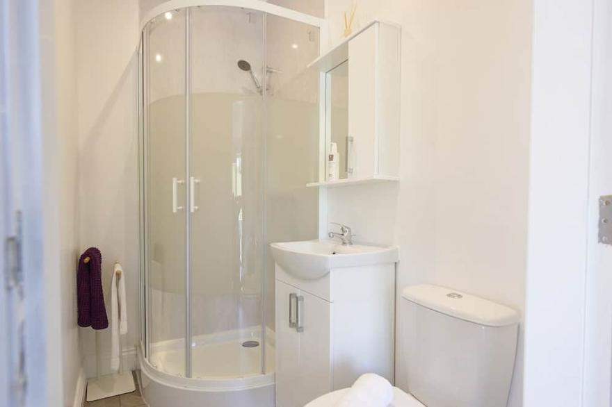 Luxury Bracken Barn shared bathroom