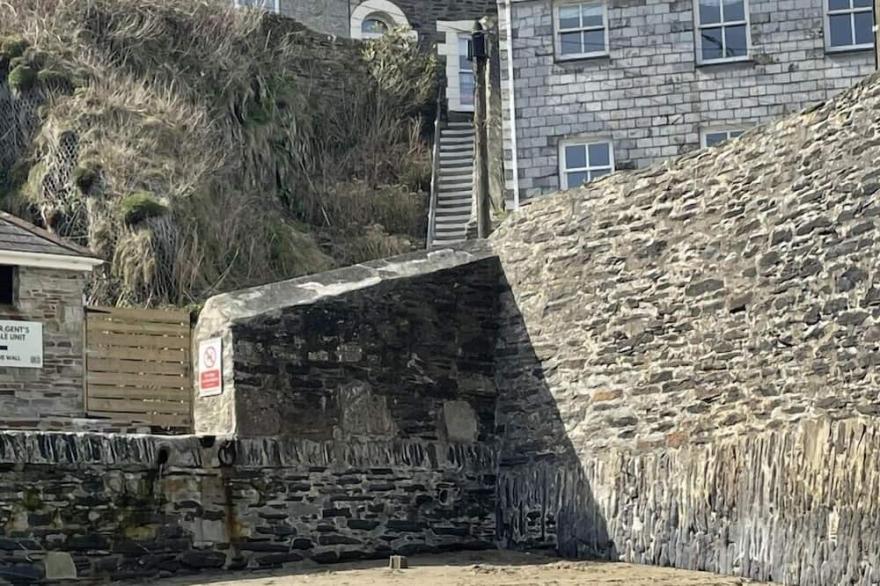 No.19 - Fabulous 2 Bed Cottage  - Outstanding Harbour Views & Parking