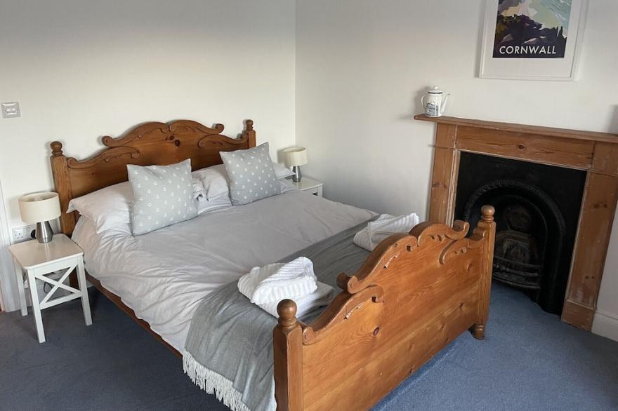 No.19 - Fabulous 2 Bed Cottage  - Outstanding Harbour Views & Parking