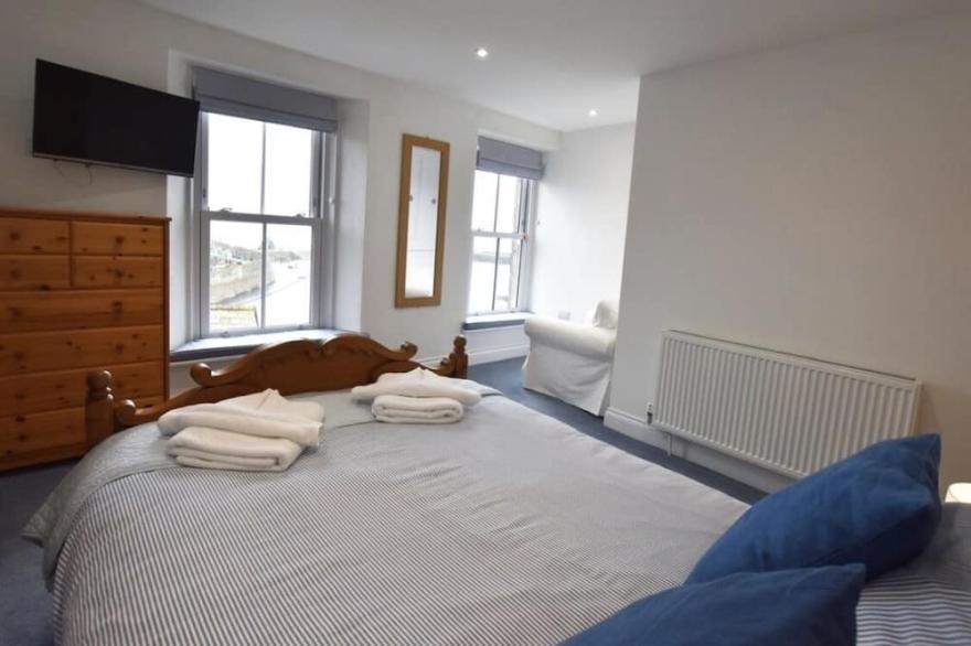 No.19 - Fabulous 2 Bed Cottage  - Outstanding Harbour Views & Parking