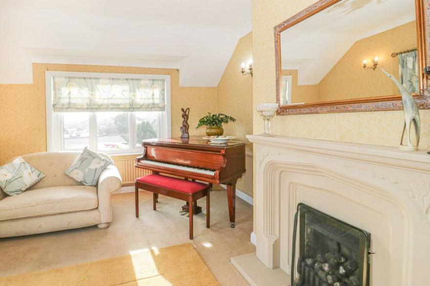 BRYN Y DON, pet friendly, country holiday cottage in Benllech