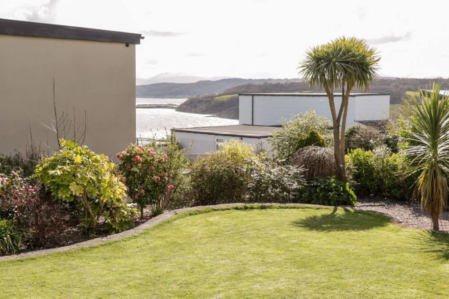 BRYN Y DON, pet friendly, country holiday cottage in Benllech