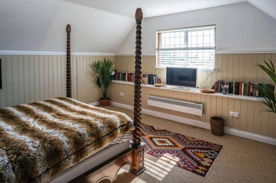 Garden House / 5-bed home on Osea Island, Essex