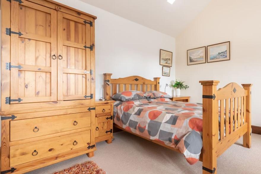 Honey Pot, is a detached garden studio surrounded by countryside yet only 4 miles from the famous Eden Project