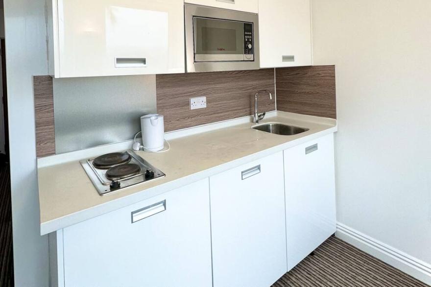 Lovely 1 bedroom studio with free parking and seating area