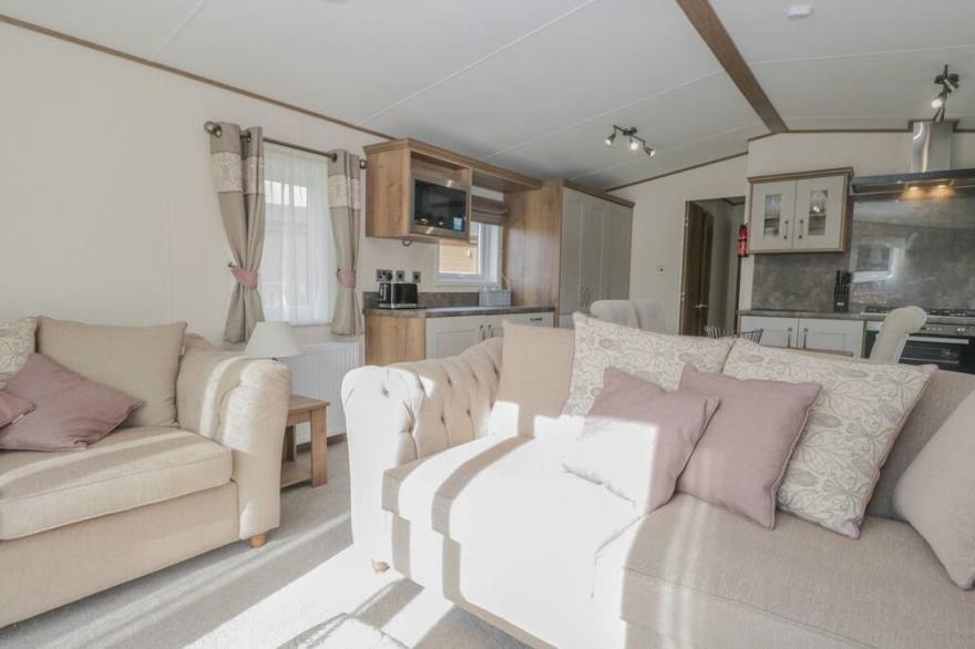 22 SHERWOOD, pet friendly, with pool in Warton