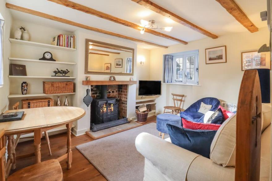 WAYSIDE COTTAGE, pet friendly, with hot tub in Sharnbrook