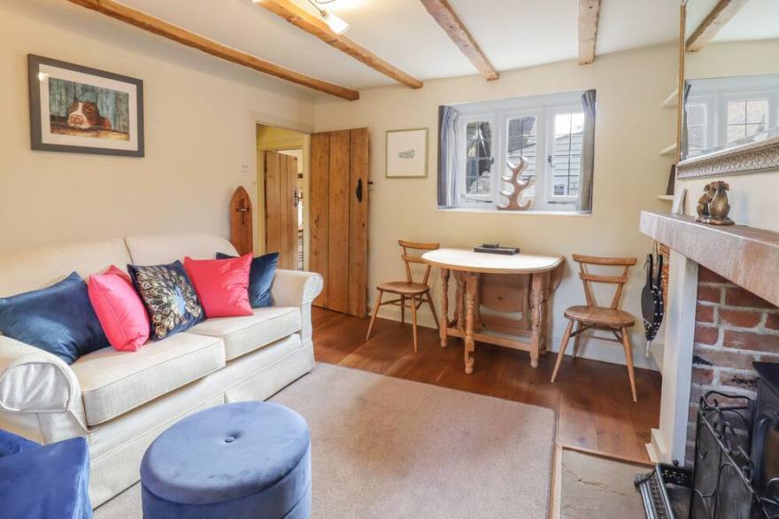 WAYSIDE COTTAGE, pet friendly, with hot tub in Sharnbrook
