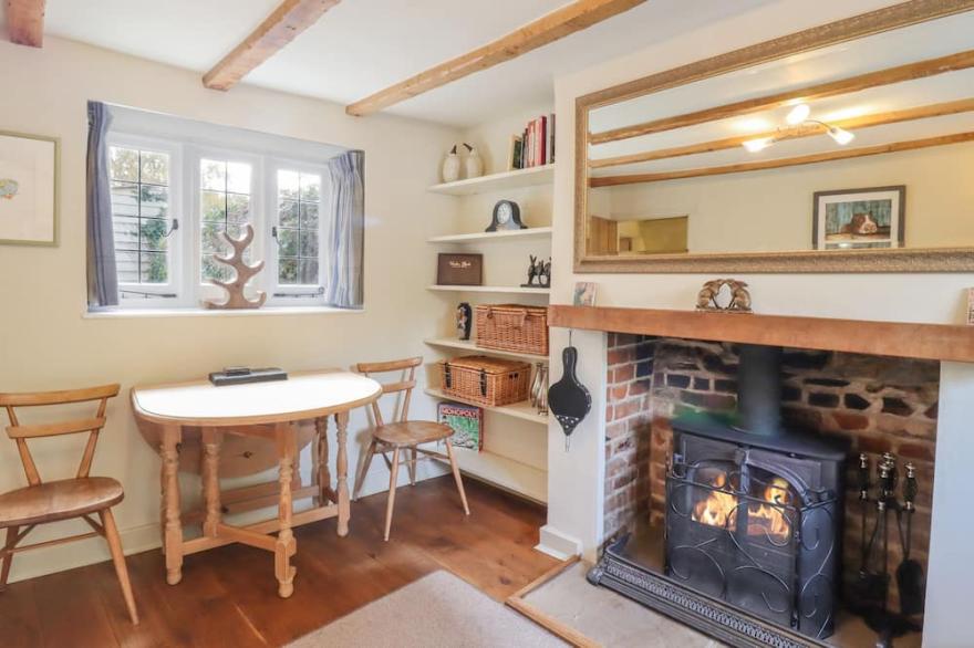 WAYSIDE COTTAGE, pet friendly, with hot tub in Sharnbrook