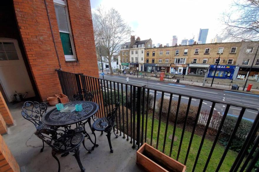 Designer Flat Opposite Oval Tube 10 min to Big Ben