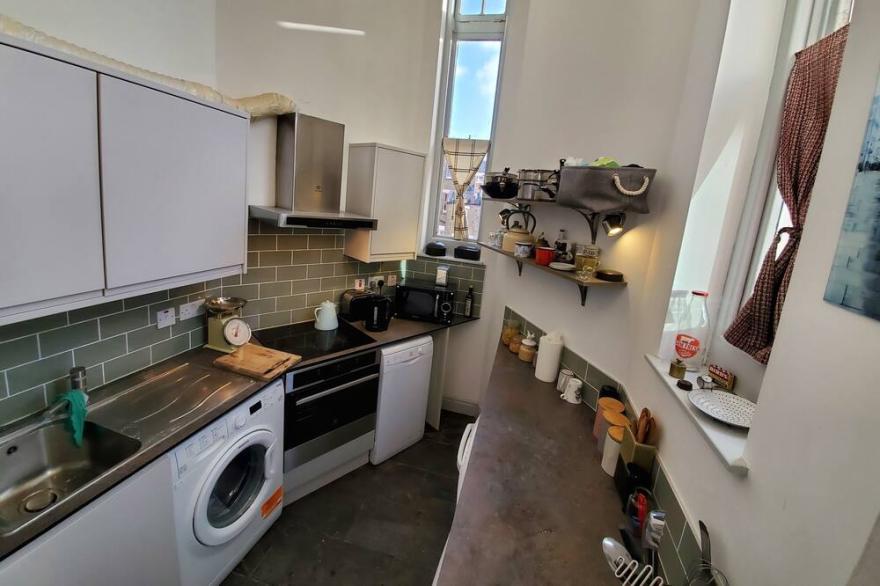 Designer Flat Opposite Oval Tube 10 min to Big Ben