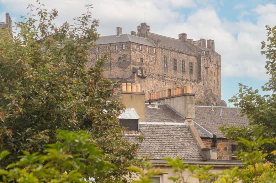 Stylish 2bed apartment underneath Edinburgh castle