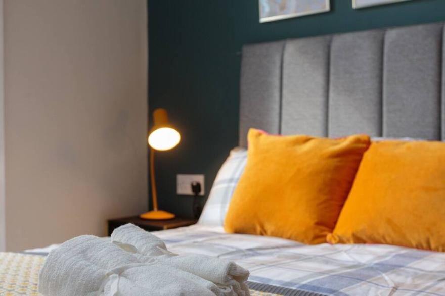 Stylish 2bed apartment underneath Edinburgh castle