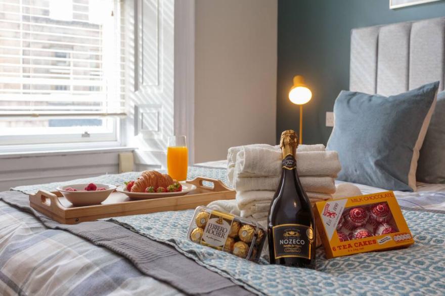 Stylish 2bed apartment underneath Edinburgh castle